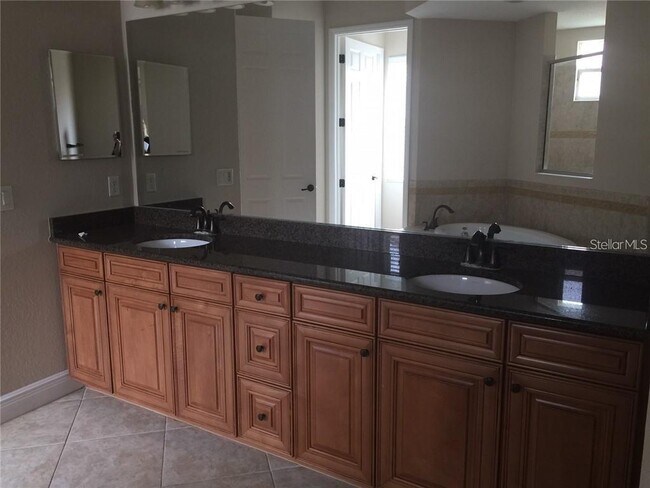 Building Photo - 5570 Rock Dove Dr