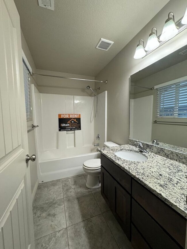Building Photo - 3 bdrm 2 1/2 bth townhouse 1 Car Garage