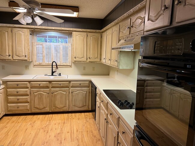 Building Photo - Wow 4 bedroom 3 bath 2 garage  almost 3000...