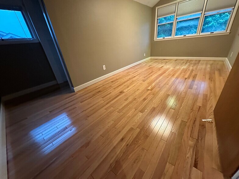 Building Photo - 2115 Ashwood Ave