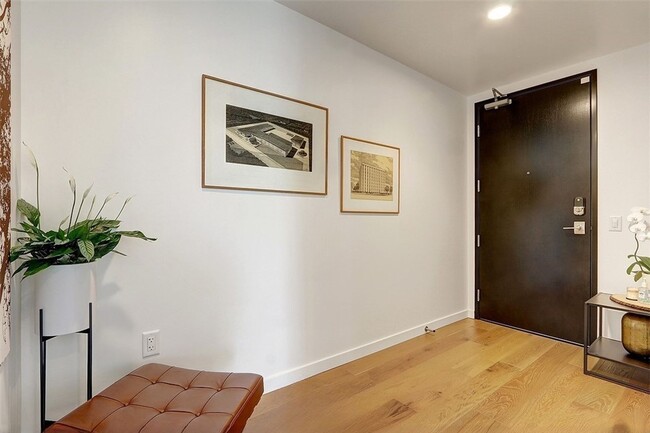Building Photo - Bright and Modern World-Class Condo