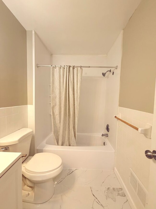 Building Photo - 3 Bedroom House