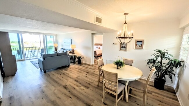 Building Photo - Seasonal/short term 2/2 condo rental with full water view on Longboat Key.