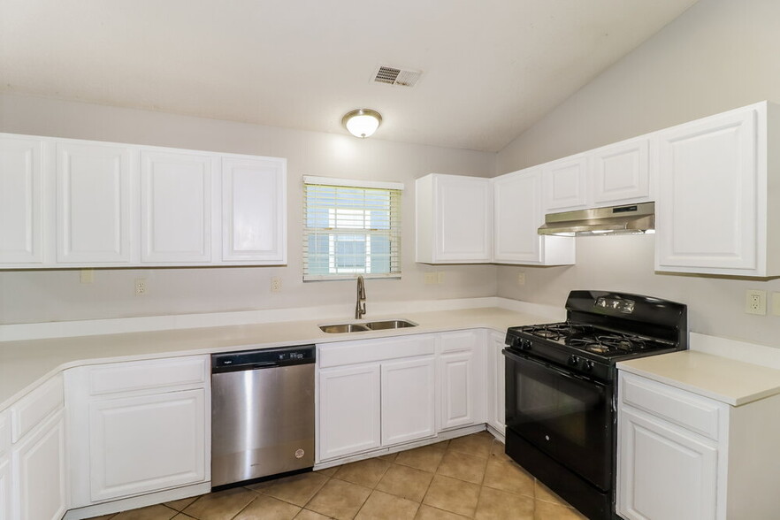 Building Photo - 4680 Waterfront Oak Dr