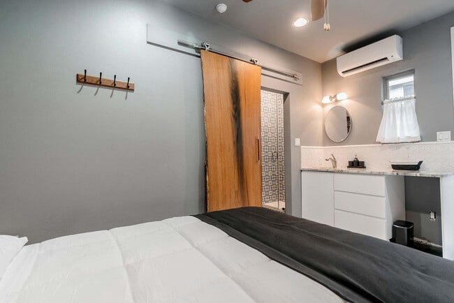 Building Photo - 2002 Rosewood Ave