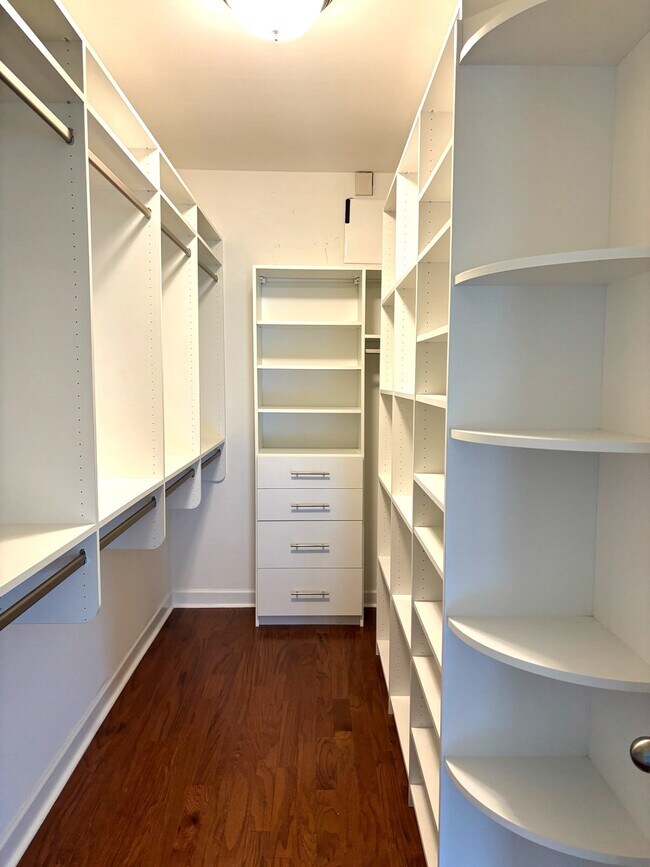 Building Photo - 231 Belclare Way