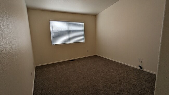 Building Photo - 3 BED/2.5 BATH TOWNHOME IN UNIVERSITY VILL...
