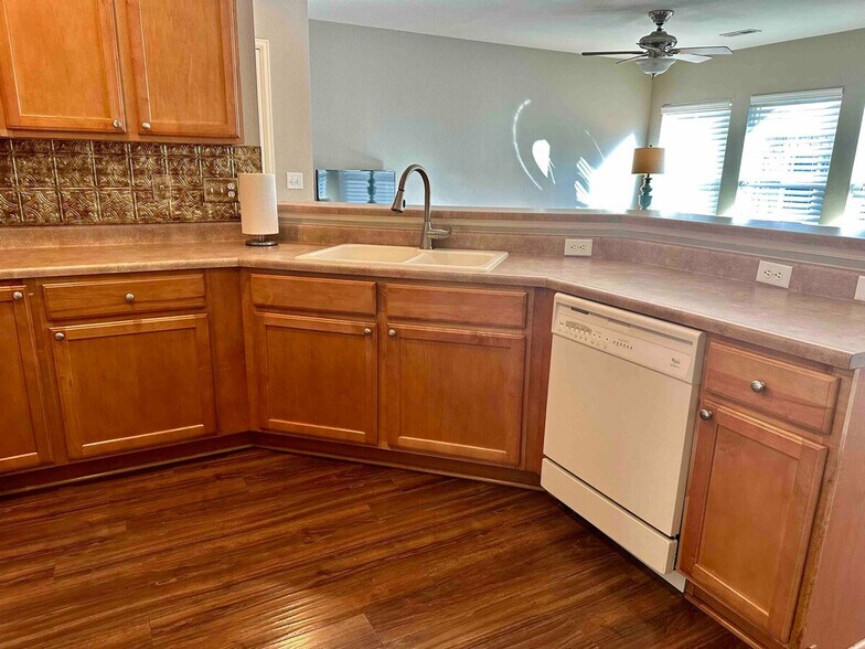 Building Photo - 12810 Roosevelt Ln