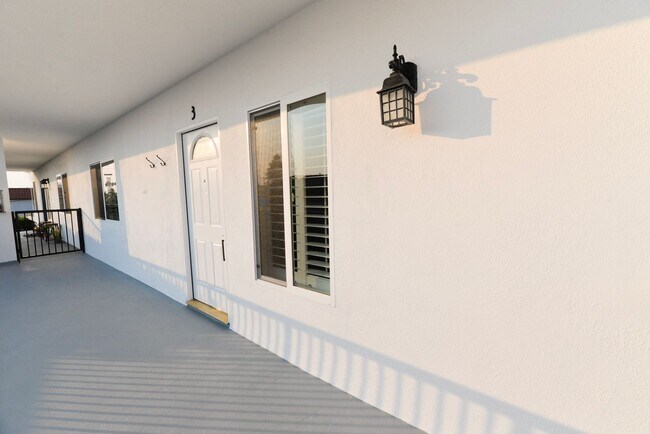 Building Photo - 412 Avenida Santa Barbara