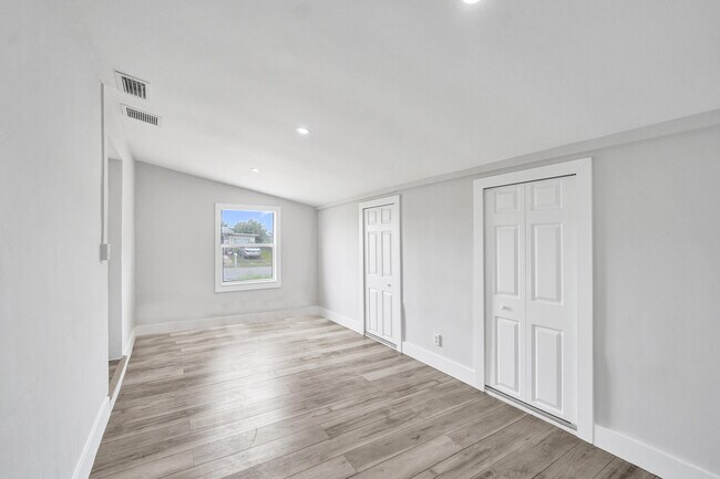 Building Photo - 5601 SW 36th Ct