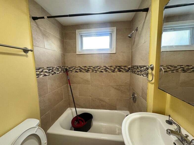 Building Photo - 115 Elm St