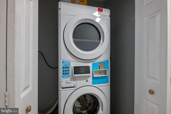 Building Photo - 419 Woodward St