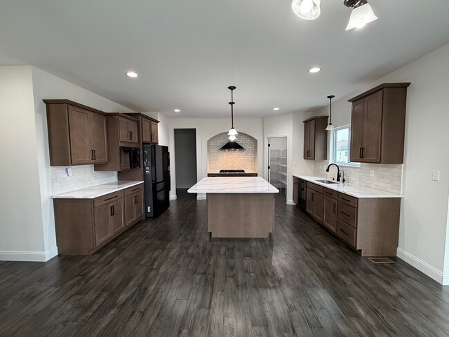 Building Photo - 156 Far Meadow Dr