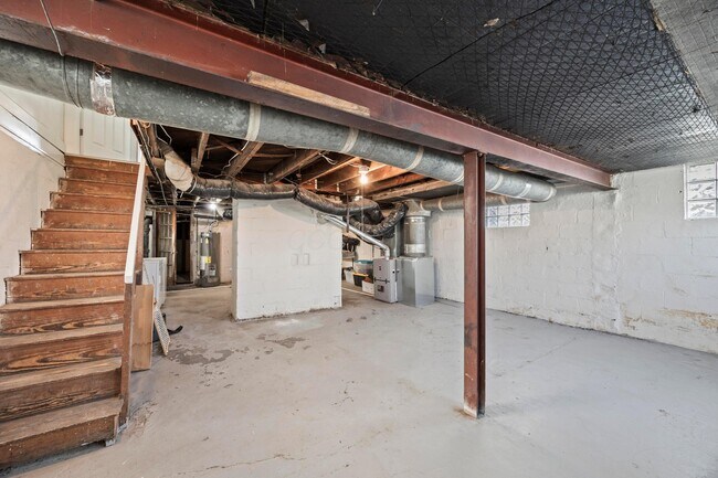 Building Photo - 2876 Indianola Ave