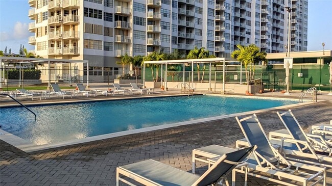 Building Photo - 18011 Biscayne Blvd