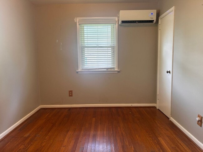 Building Photo - Beautiful 2 bed, 1 bath rancher!