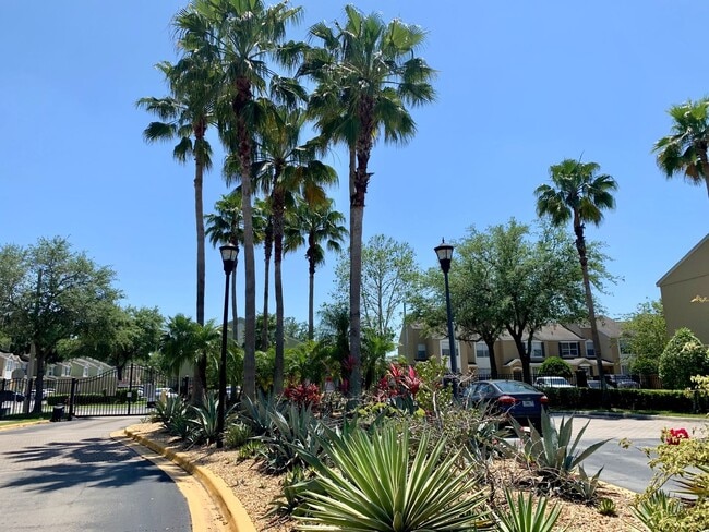 Building Photo - SPACIOUS, BEAUTIFUL 3 BEDROOM 2.5 BATH TOW...