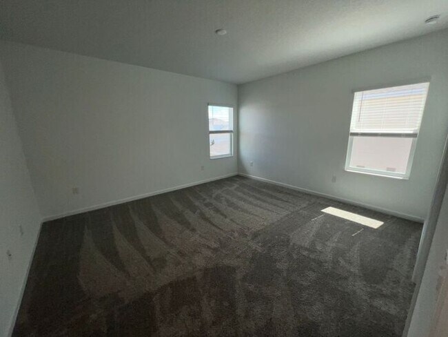 Building Photo - Nearly New 4 bedroom 2.5 bath St. Cloud ho...