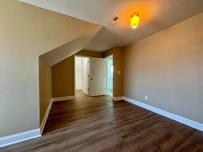 Building Photo - Kings Grant Townhomes