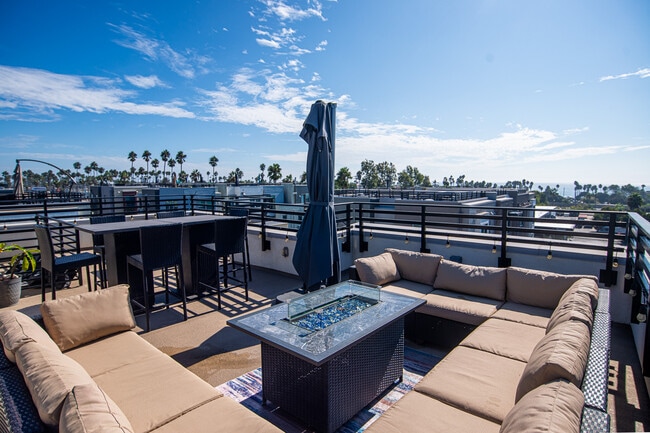 Building Photo - 1562- Vista del Mar Way