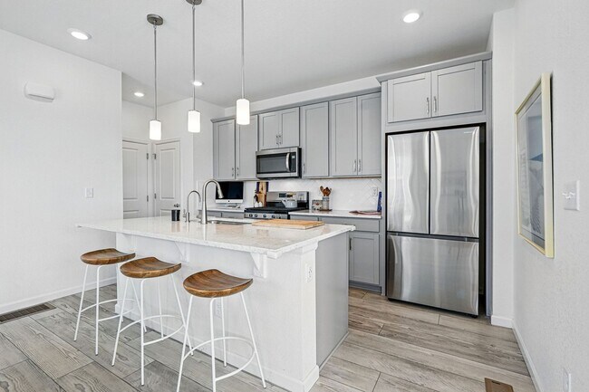 Building Photo - Spacious 3BR/3BA Townhome-Available NOW! $...