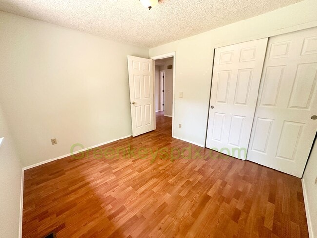 Building Photo - Gorgeous 4 Bedroom 2 Bath with Fully Fence...