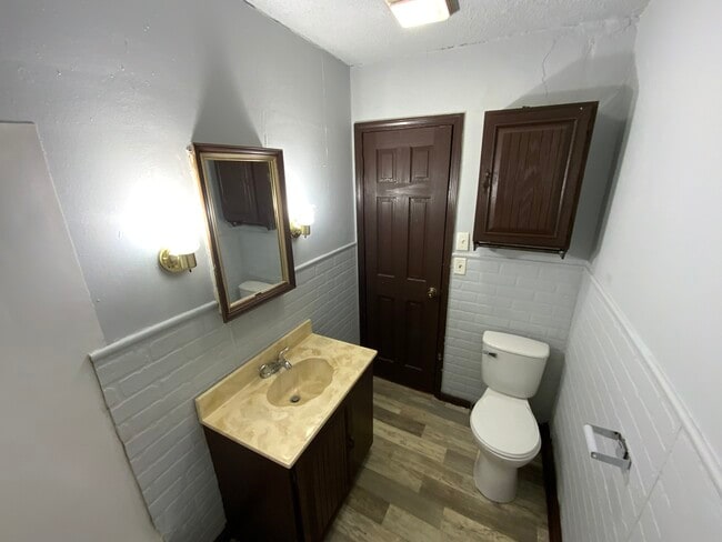 Building Photo - 602 W English St