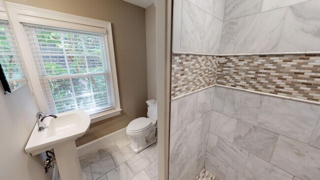 Building Photo - $1695/Bedroom | 7BR Home Near UTK | Fort S...