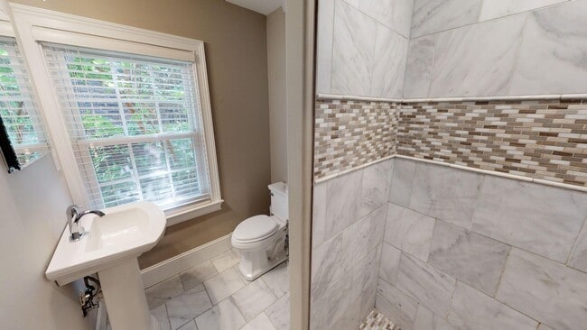 Building Photo - 7BR Home Near UTK | Fort Sanders Area