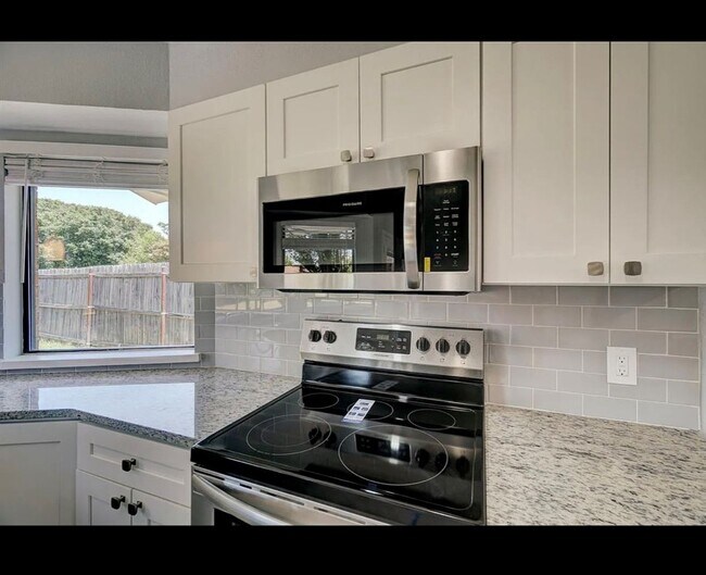 Building Photo - Beautiful newly remodeled home located in ...