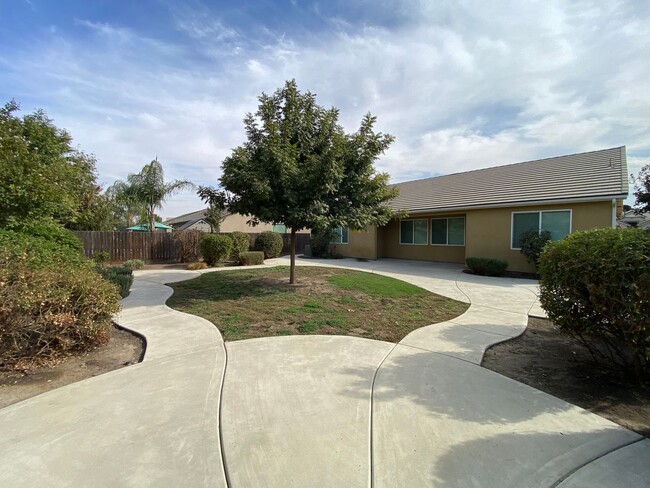 Building Photo - NW Visalia Home Available now, October SPE...