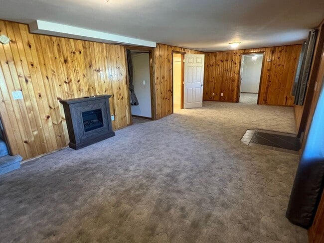 Building Photo - Spacious 3 bed/2 bath home with RV/Boat parking, shop and storage shed, a/c, deck with VIEWS and ...