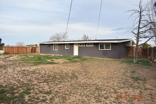 Building Photo - Modern Living in California City