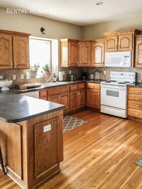 Building Photo - Large 2-Story w/finished basement + fence ...