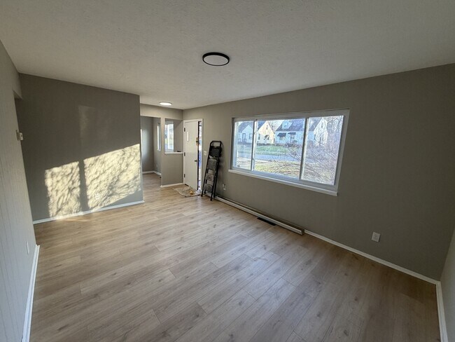 Building Photo - 4300 E 175th St