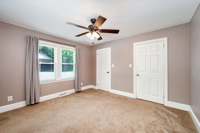Building Photo - Two Bedroom Farmhouse with LARGE Bonus Room