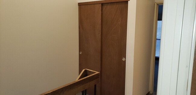 Building Photo - 3 BEDROOOM/1.5 BATH TOWNHOUSE