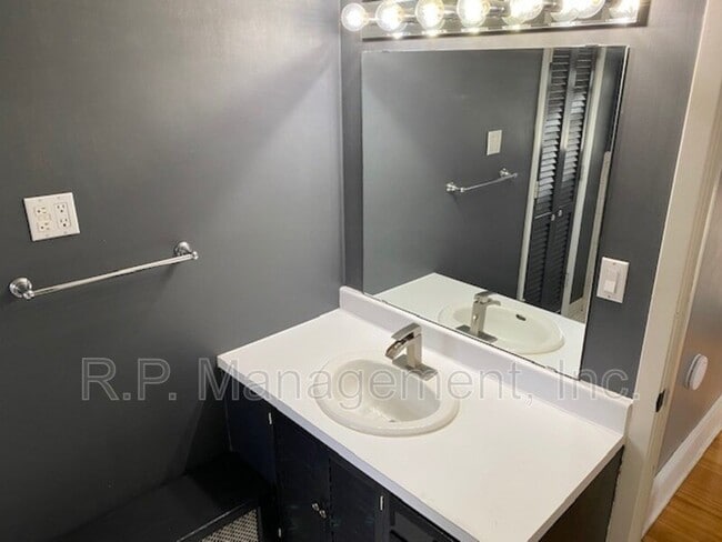 Building Photo - 4221 Harriet Ave