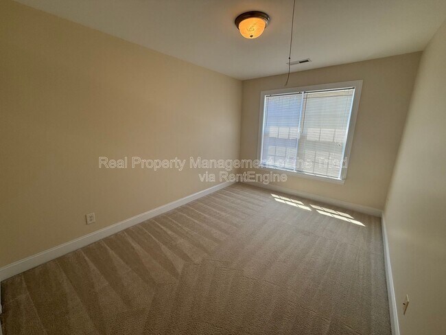 Building Photo - 103 Southlake Ct