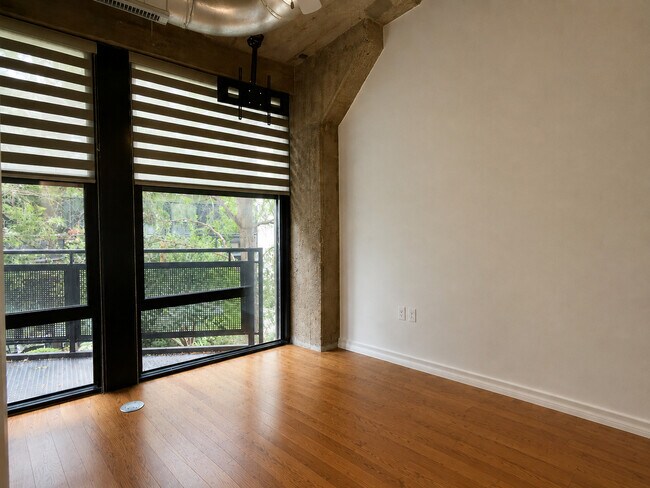 Building Photo - 1070 W 15th St