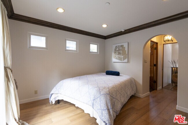 Building Photo - 1407 N Beverly Dr