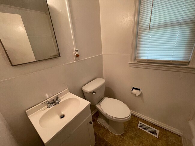 Building Photo - 3 bedroom 1 bathroom house available