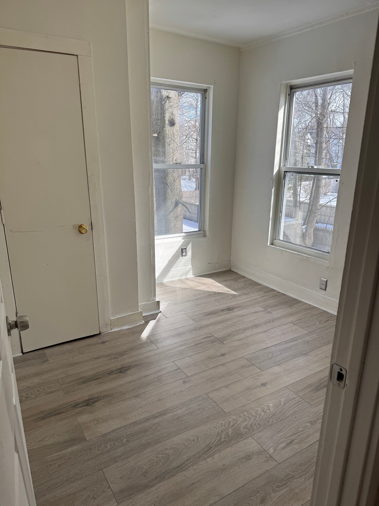 Building Photo - 27 Lilac St