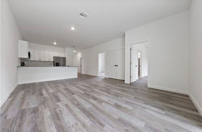 Building Photo - Charming 3BR Duplex in Lehigh Acres