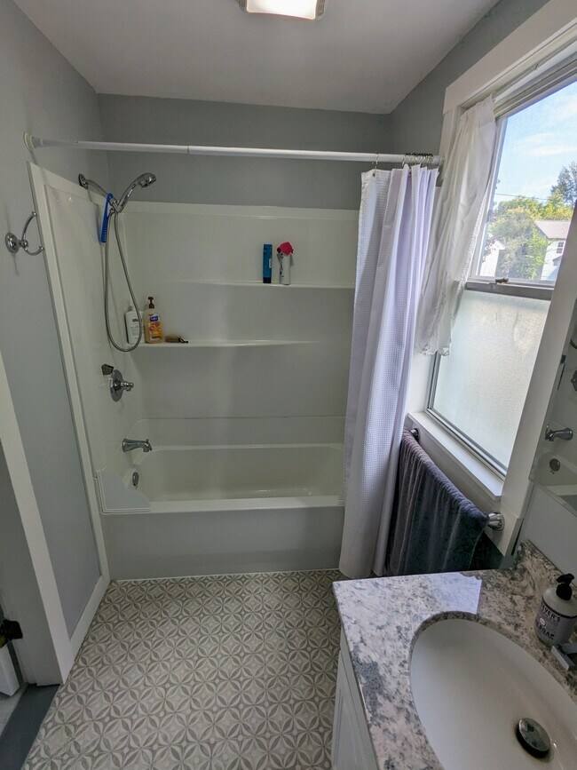 Bathroom tub/shower - 413 N Maple St