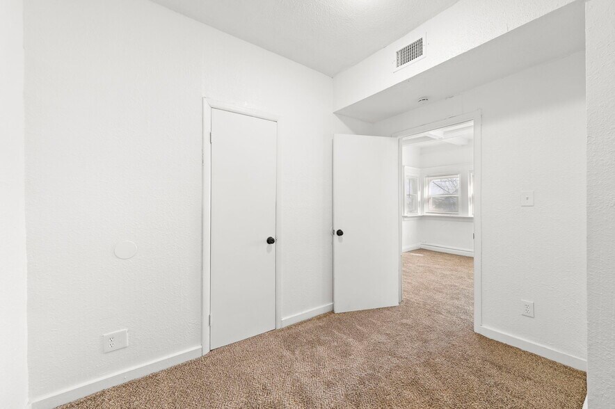 Building Photo - 2207 E 24th Ter