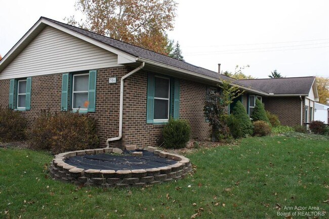 Building Photo - Spacious Ranch