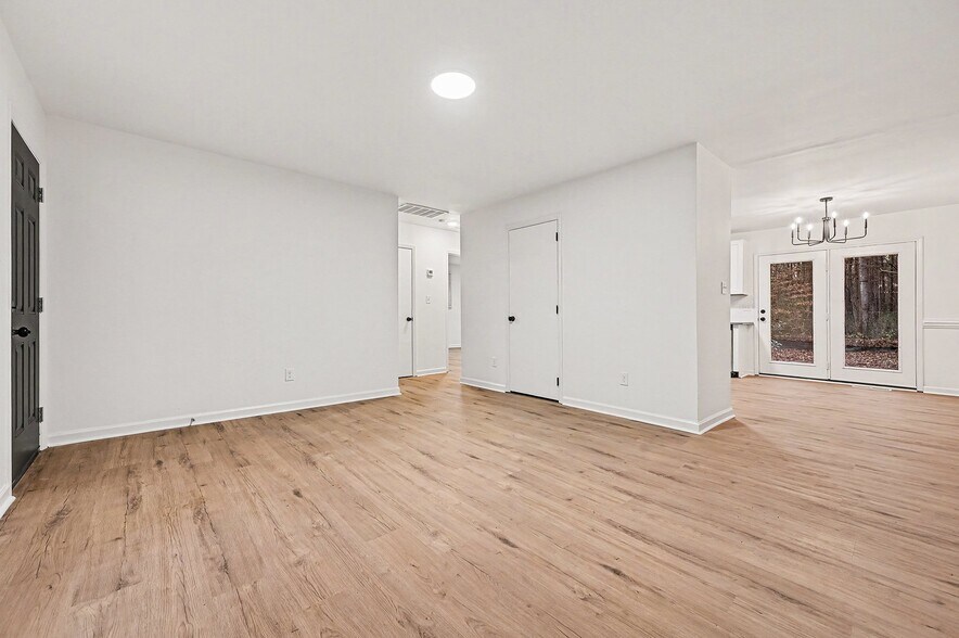 Building Photo - 5001 Lakecrest Dr