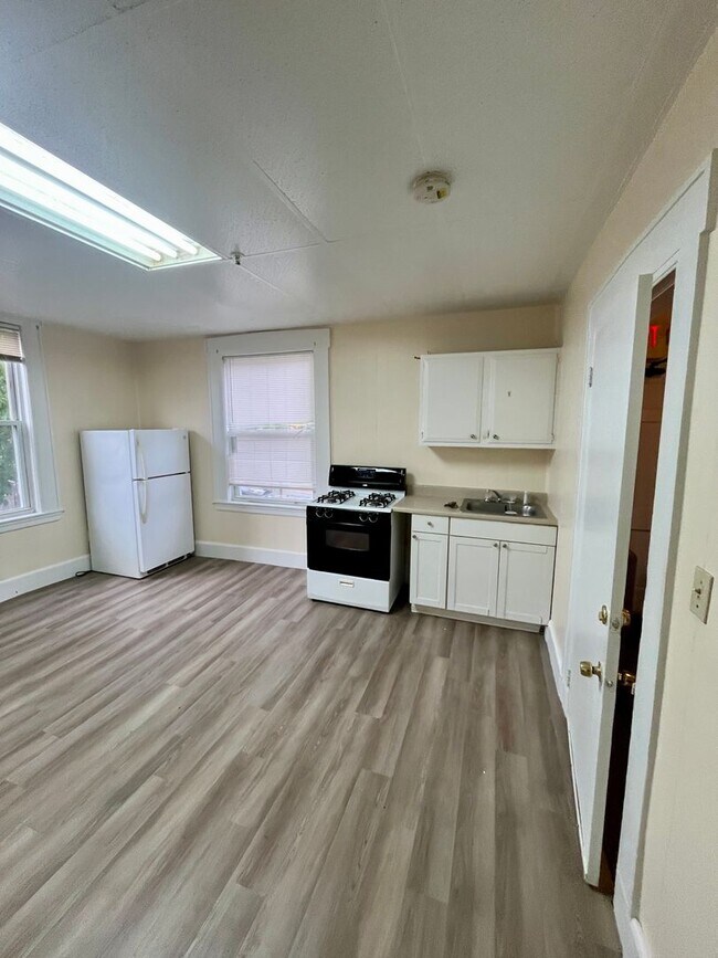 Building Photo - Studio Apartment for Rent – Utilities Incl...