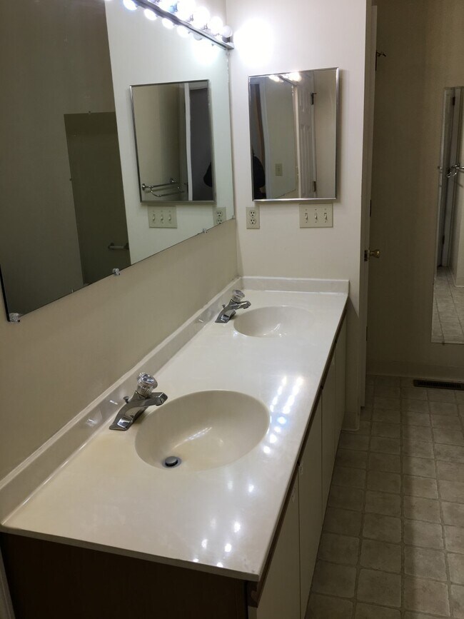 Bathroom - 1311 N Lincoln St